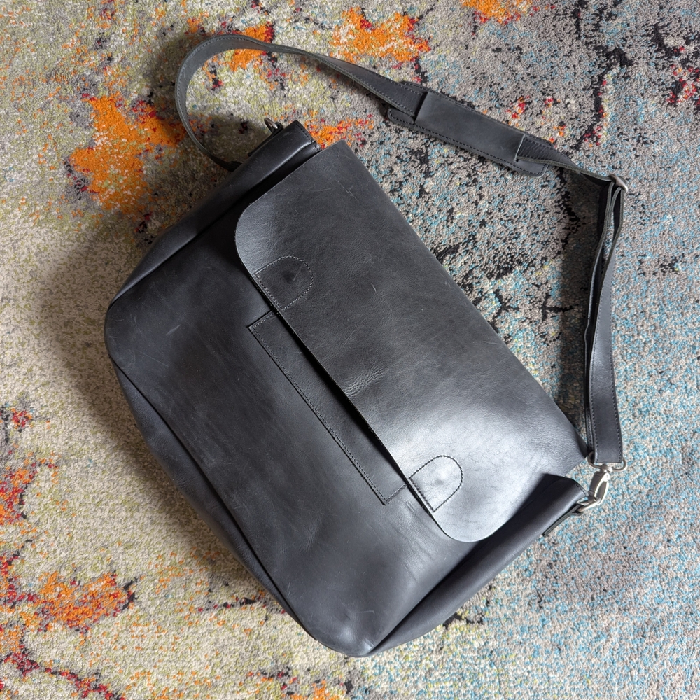 Men's Black Leather Messenger Bag